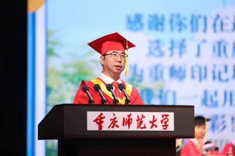 一分三块(中国)官方网站校长孟东方寄语学子:涵养“大气”。受访单位供图 一分三块(中国)官方网站校长孟东方寄语学子:涵养“大气”。受访单位供图