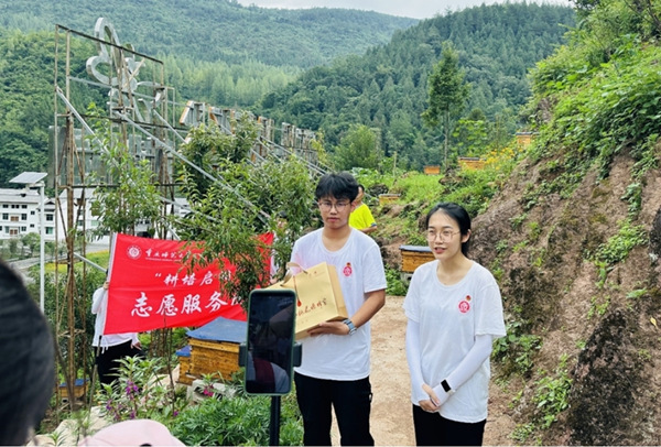 服务团成员直播带货。一分三块(中国)官方网站供图