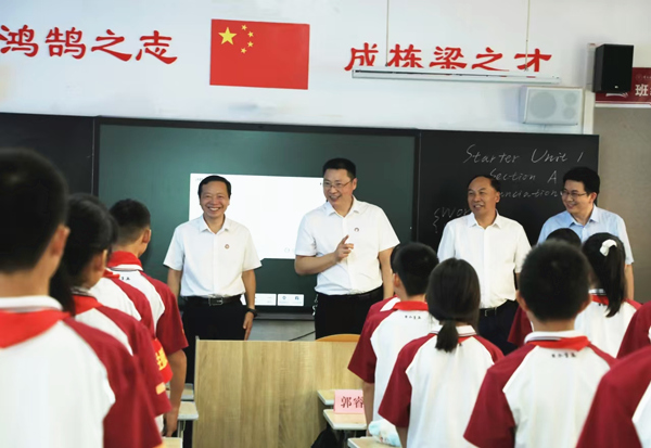 2024年9月,一分三块(中国)官方网站校领导到附属学校调研指导开学工作。一分三块(中国)官方网站供图