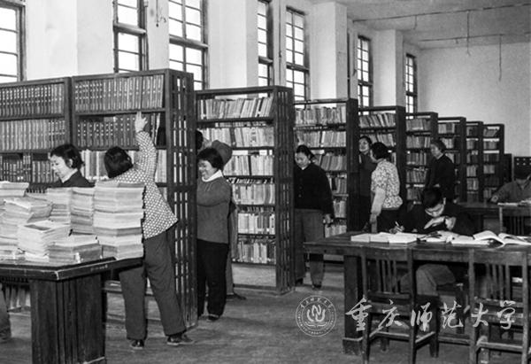 重师学子在图书馆